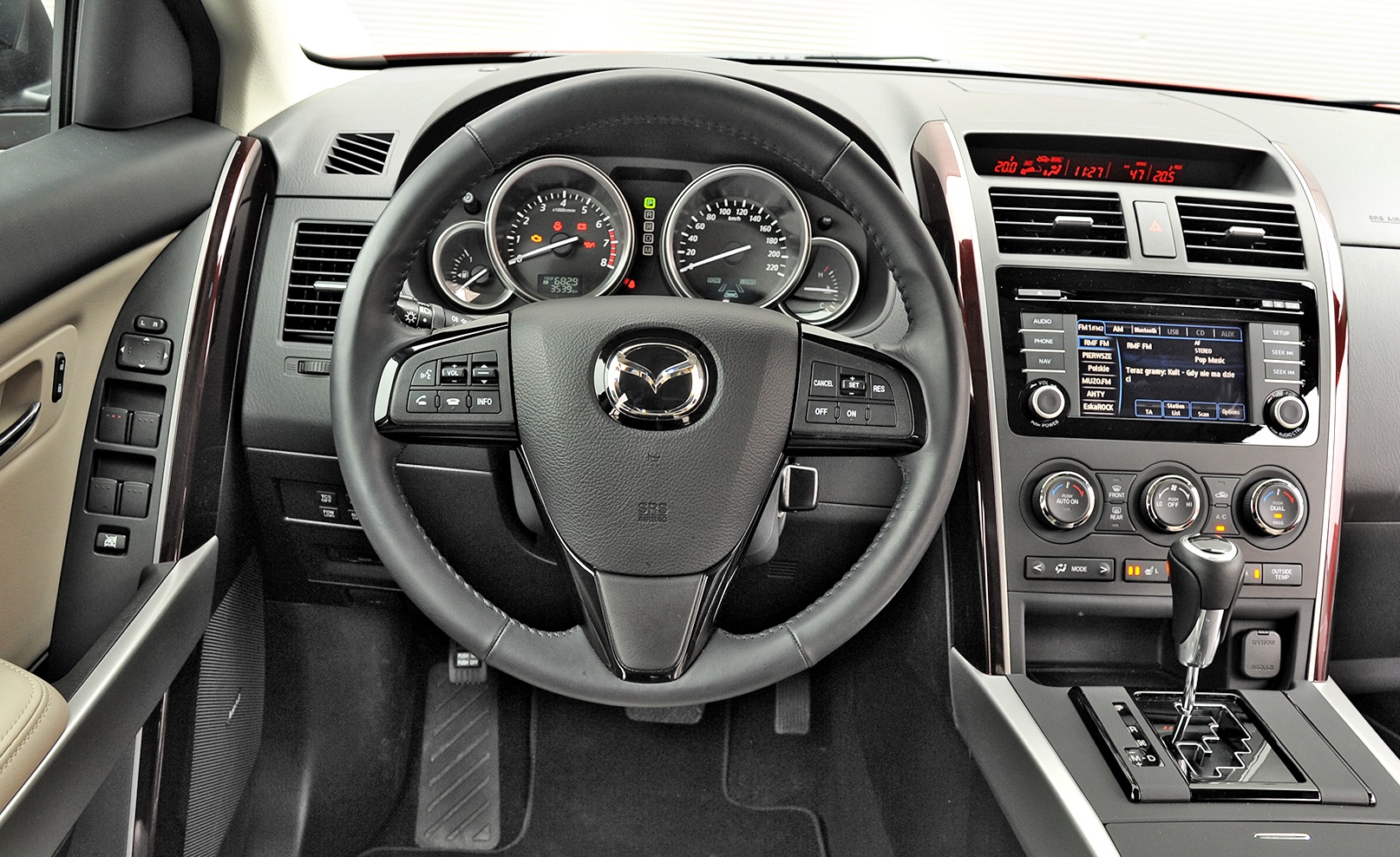 luksusowe auta popularnych marek_mazda cx9 deska