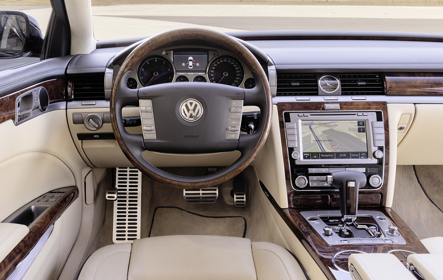 luksusowe auta popularnych marek_vw phaeton deska