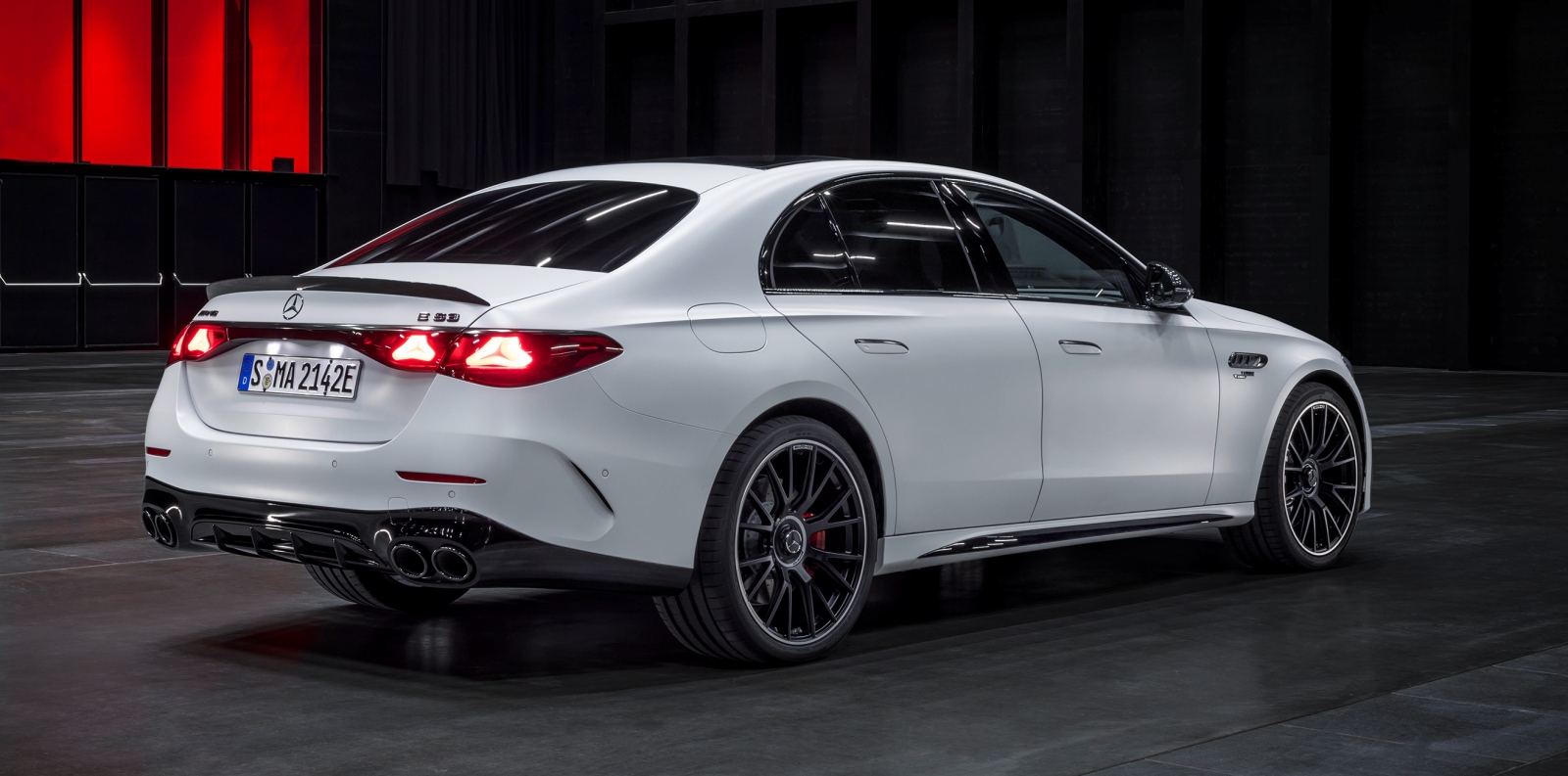 Mercedes-AMG-E-53-Hybrid-4Matic-tyl