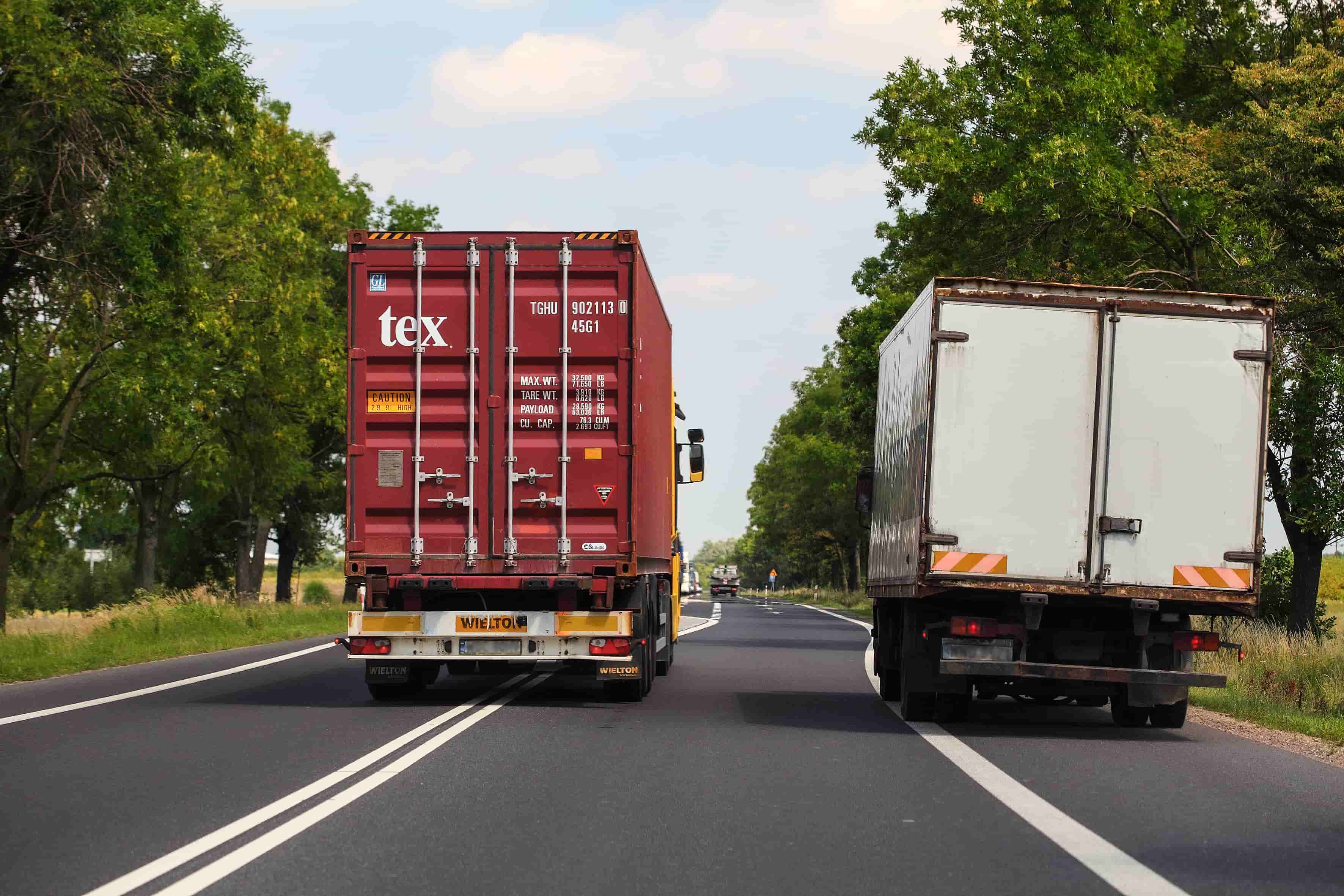 ciezarowka-wyprzedzajaca-na-linii-ciaglej