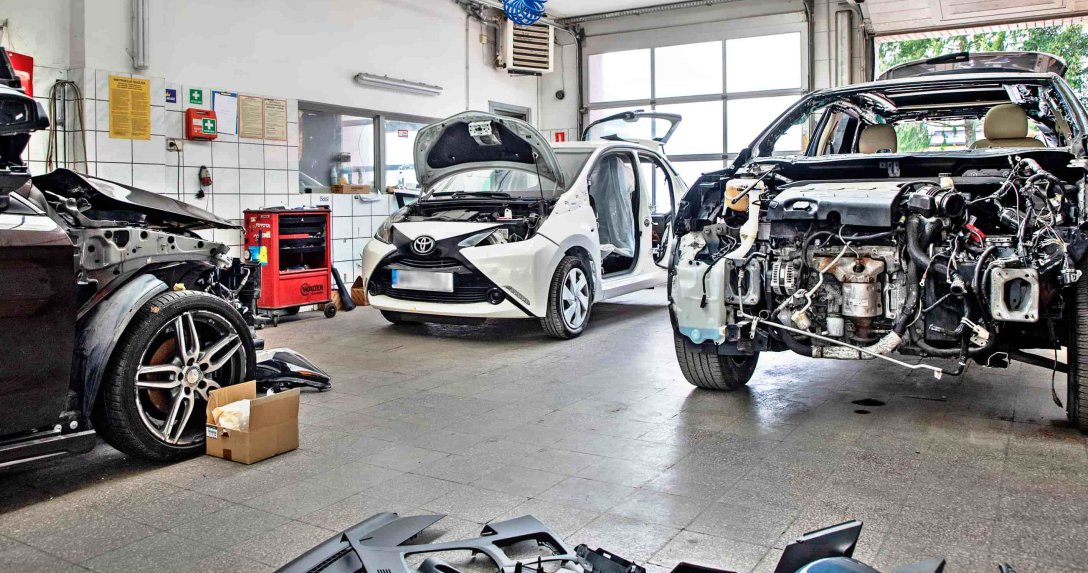 samochody w warsztacie