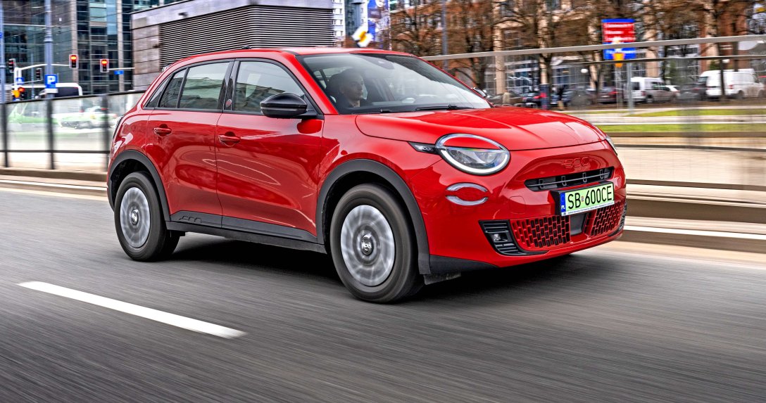 Fiat 600e (RED) test – przód w ruchu