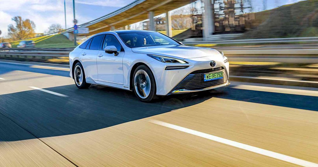 Toyota Mirai Executive – test, przód w ruchu