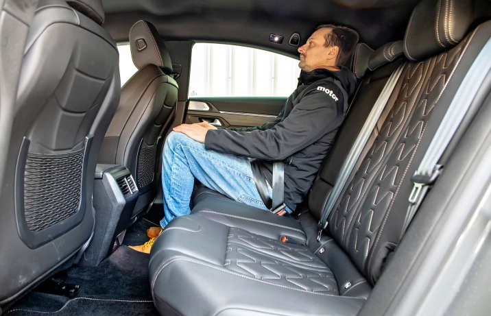 Peugeot 508 Plug-in Hybrid 180 e-EAT8 GT – wnętrze, kanapa z pasażerem