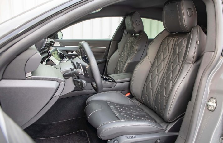 Peugeot 508 Plug-in Hybrid 180 e-EAT8 GT – wnętrze, fotele
