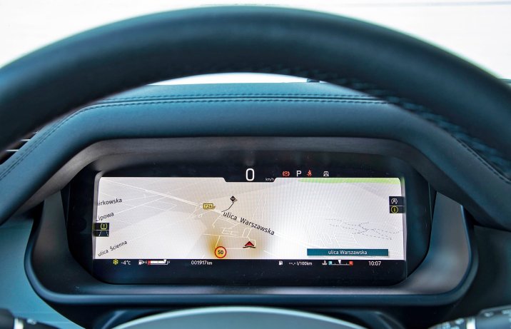 Land Rover Defender 110 D250 XS Edition – wnętrze, wyświetlacz wskaźników z mapą