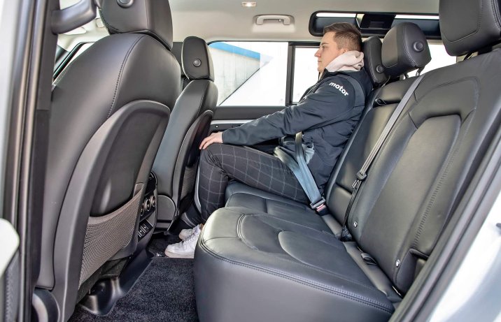 Land Rover Defender 110 D250 XS Edition – wnętrze, kanapa z pasażerem