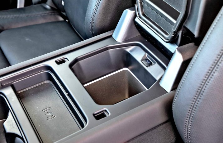 Land Rover Defender 110 D250 XS Edition – wnętrze, lodówka w podłokietniku