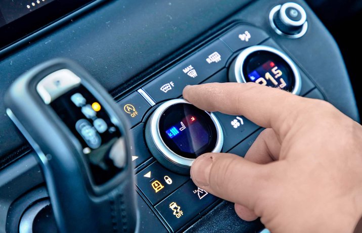 Land Rover Defender 110 D250 XS Edition – wnętrze, pokrętło