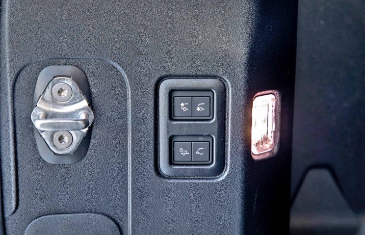 Land Rover Defender 110 D250 XS Edition – wnętrze, przyciski w bagażniku