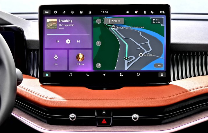 Nowa Skoda Superb (2024) – wnętrze, ekran na konsoli