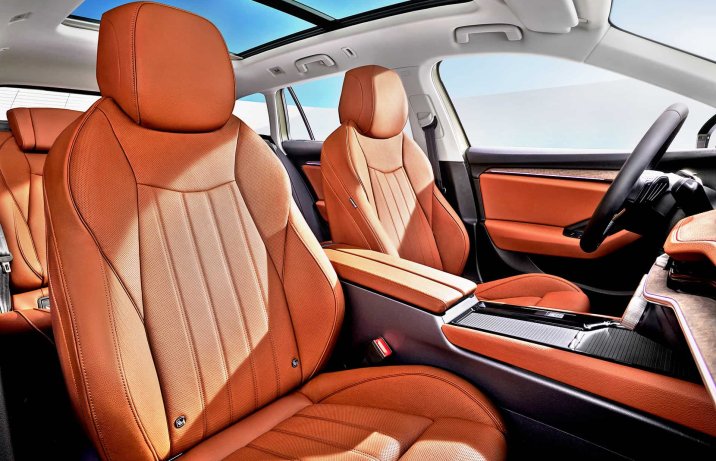 Nowa Skoda Superb (2024) – wnętrze, fotele z przodu