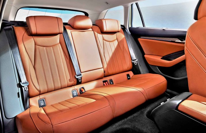 Nowa Skoda Superb (2024) – wnętrze, kanapa
