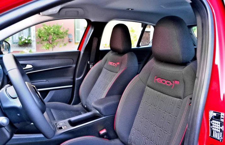 Fiat 600e – wnętrze, fotele