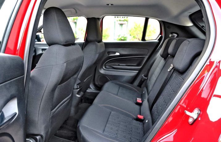 Fiat 600e – wnętrze, kanapa