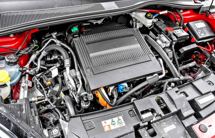 Fiat 600e (RED) – wnętrze, silnik