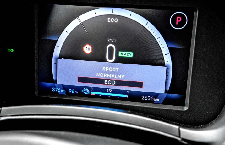 Fiat 600e (RED) – wnętrze, wyświetlacz, tryby jazdy