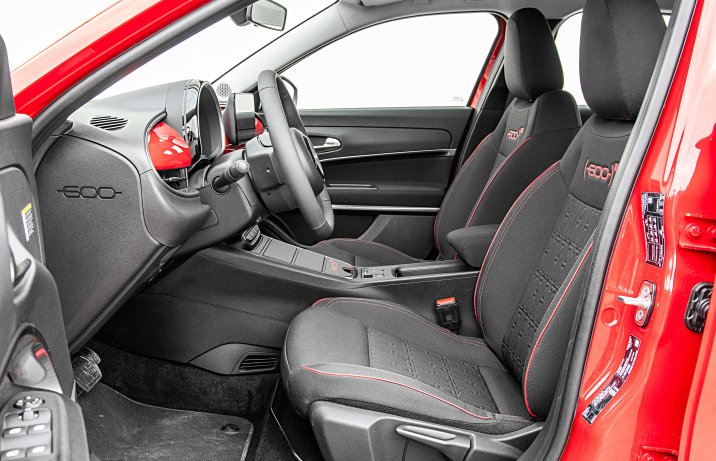 Fiat 600e (RED) – wnętrze, fotele
