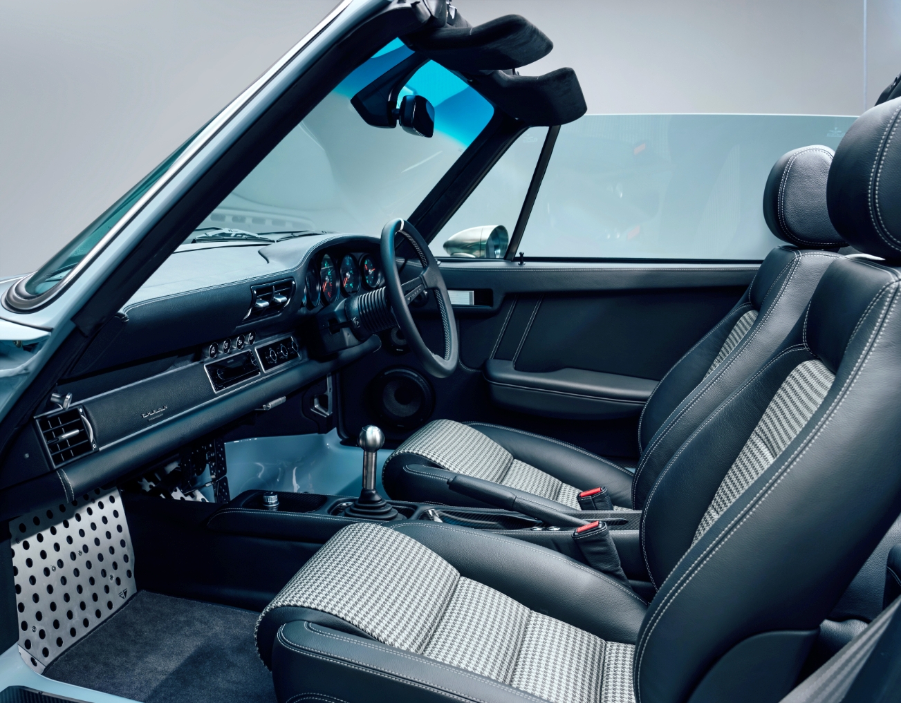 porsche-911-theon-siedzenia-deska-rozdzielcza