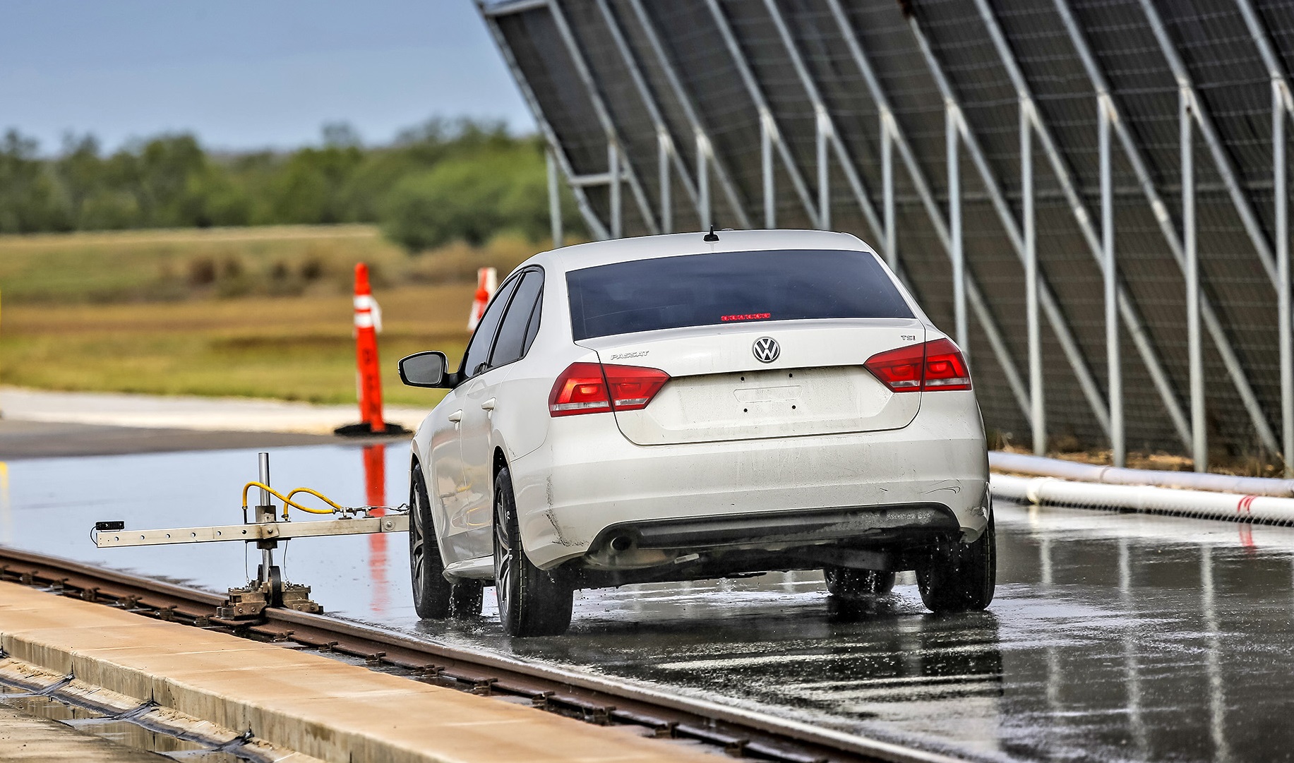 test opon letnich 2024_hamowanie na mokrym