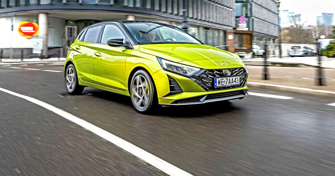 Hyundai i20 1.0 T-GDI 7DCT Smart – test, przód w ruchu w mieście