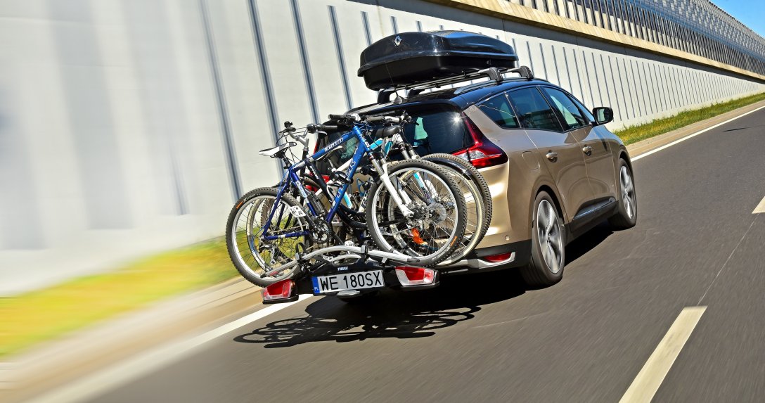 Auto z bagażnikami samochodowymi