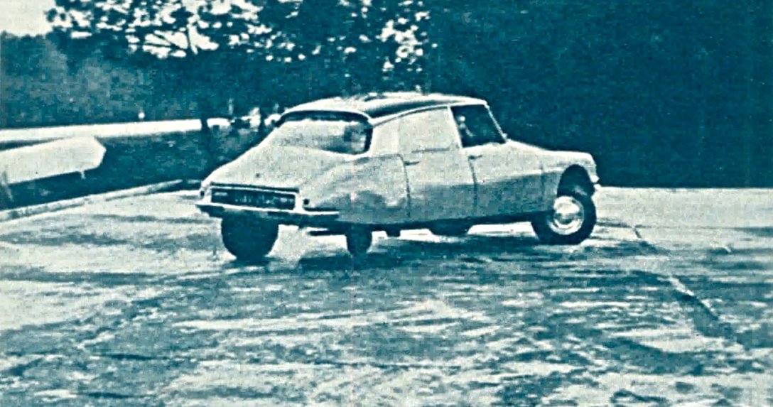 Citroen DS 21 – tył w ruchu bez tylnego prawego koła