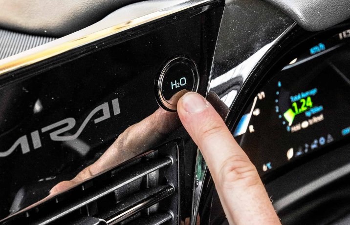 Toyota Mirai Executive – deska rozdzielcza, usuwanie wody, przycisk