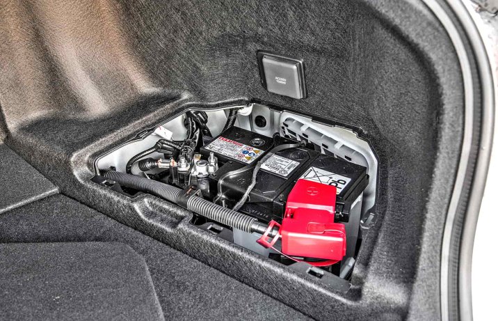 Toyota Mirai Executive – wnętrze, akumulator, gniazdo 230 V