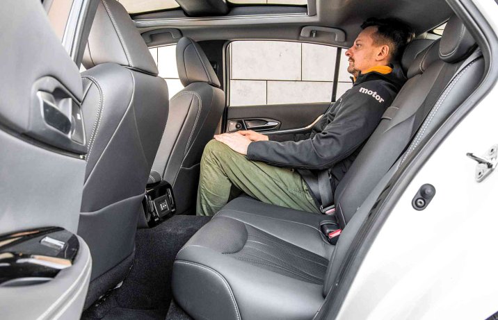 Toyota Mirai Executive – wnętrze, kanapa z pasażerem