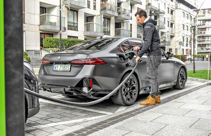 BMW i5 M60 xDrive (2024) – test – ładowanie
