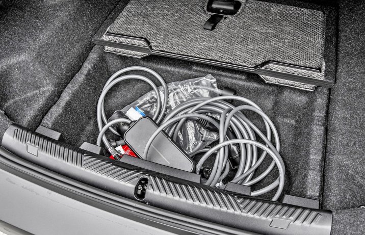 BMW i5 M60 xDrive (2024) – test – schowek na przewody w bagażniku