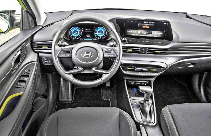 Hyundai i20 1.0 T-GDI 7DCT Smart (2024) – deska rozdzielcza