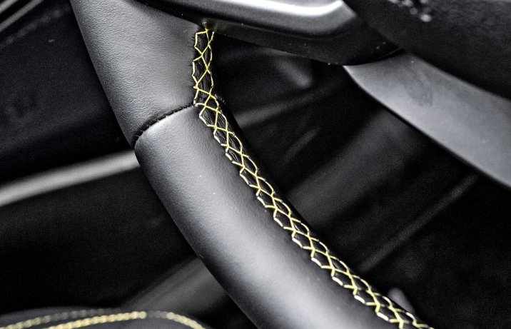 Hyundai i20 1.0 T-GDI 7DCT Smart (2024) – przeszycie na kierownicy