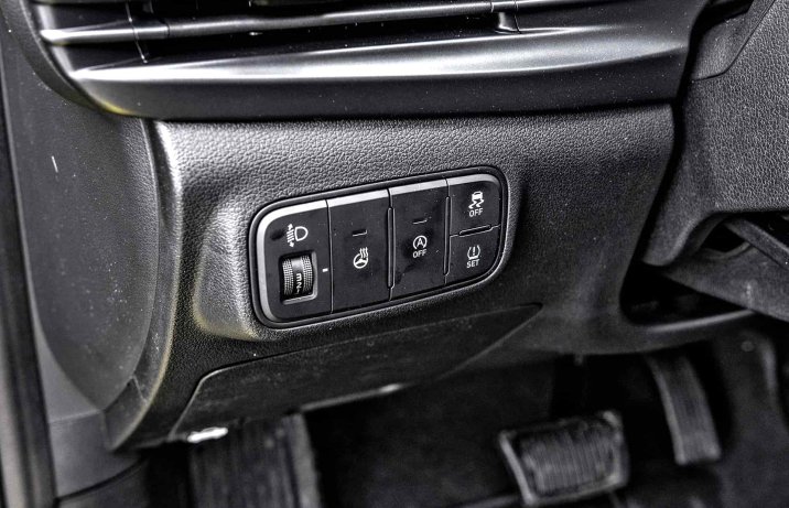 Hyundai i20 1.0 T-GDI 7DCT Smart (2024) – panel sterowania po lewej stronie kierownicy