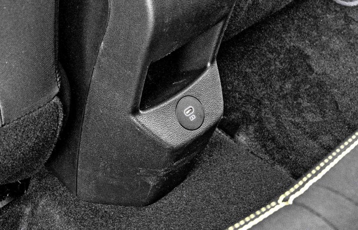 Hyundai i20 1.0 T-GDI 7DCT Smart (2024) – port USB  z tyłu