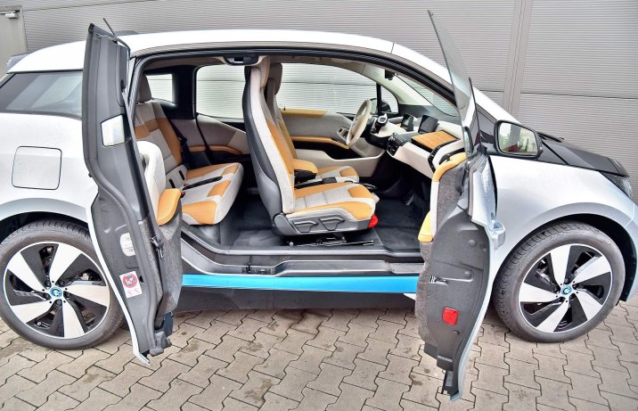 BMW i3 – z otwartymi drzwiami