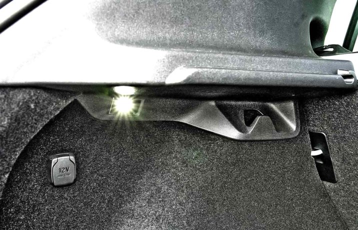 Volvo EX30 Single Motor Extended Range (2024) – bagażnik, gniazdo 12 V, hak