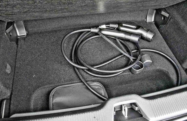 Volvo EX30 Single Motor Extended Range (2024) – schowek w bagażniku, kable