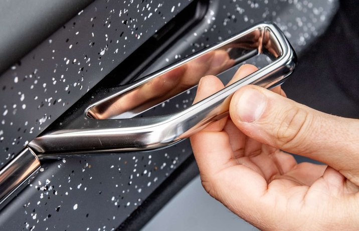 Volvo EX30 Single Motor Extended Range (2024) – kokpit, klamka