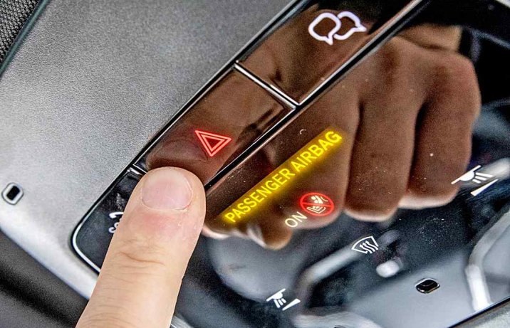 Volvo EX30 Single Motor Extended Range (2024) – kokpit, przycisk świateł awaryjnych