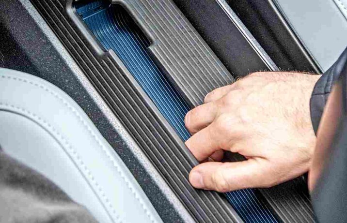 Volvo EX30 Single Motor Extended Range (2024) – kokpit, schowek między fotelami