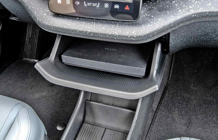 Volvo EX30 Single Motor Extended Range (2024) – kokpit, shcowek centralny