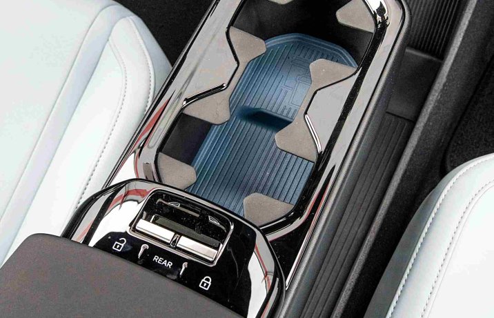 Volvo EX30 Single Motor Extended Range (2024) – kokpit, uchwyt na kubki, panel