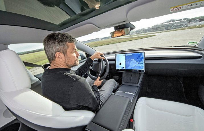 Tesla Model 3 Long Range AWD (2024) – deska rozdzielcza