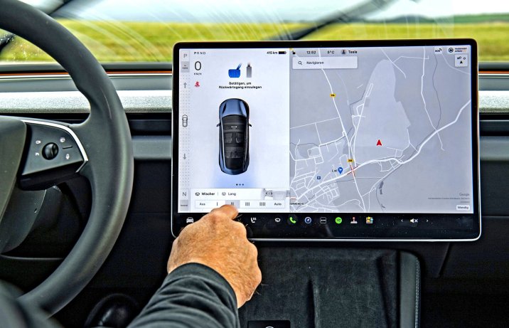 Tesla Model 3 Long Range AWD (2024) – system operacyjny