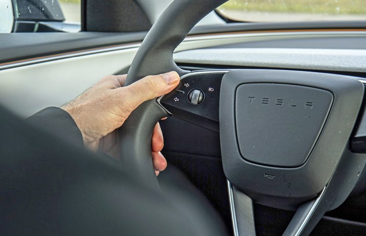 Tesla Model 3 Long Range AWD (2024) – przyciski na kierownicy
