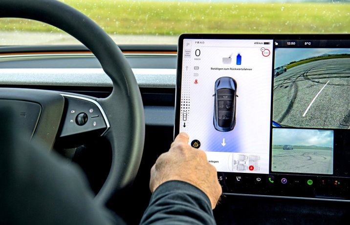 Tesla Model 3 Long Range AWD (2024) – wybór kierunku jazdy