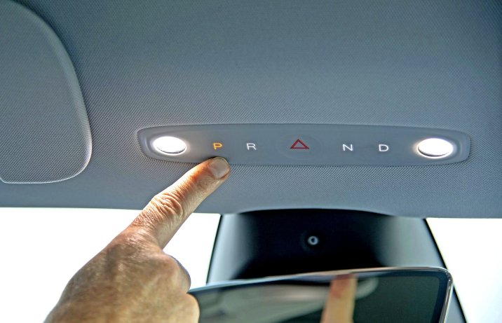 Tesla Model 3 Long Range AWD (2024) – przyciski kierunku jazdy