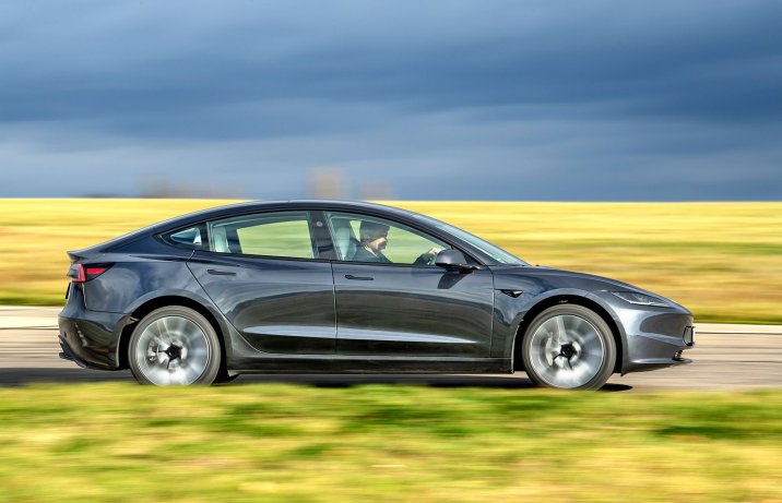 Tesla Model 3 Long Range AWD (2024) – bok